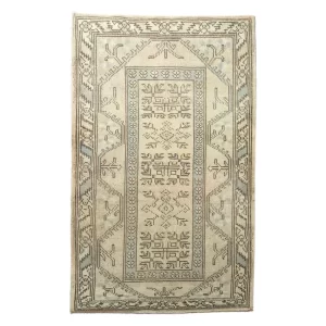 adqm vintage rug image showing the rug full length
